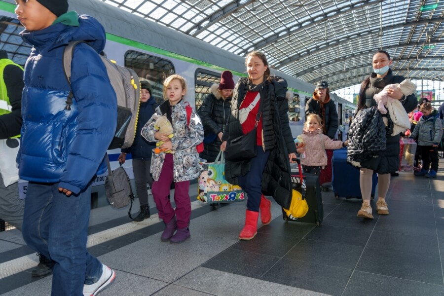 Ukrainische Flüchtlinge kommen am Berliner Hauptbahnhof an